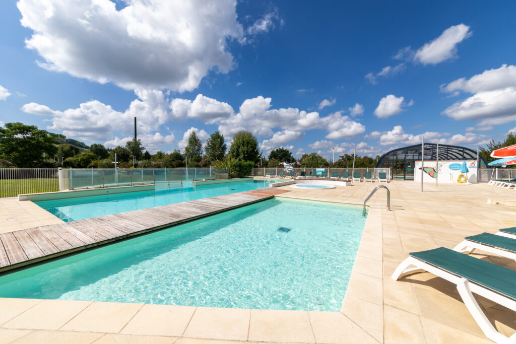 CAMPINGPARADISVALLEEDULOT Piscine extérieur