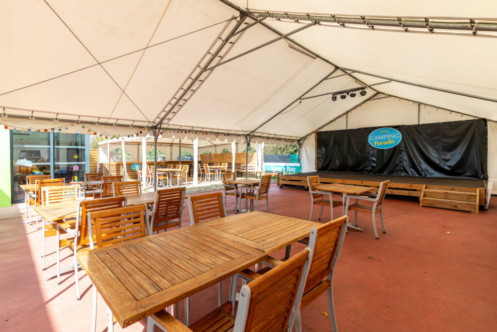 CAMPINGPARADISVALLEEDULOT Terrasse Chapiteau Scène